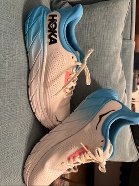 Hoka One One Arahi 7 Women’s White Running Shoes with Light Blue & Pink Accents